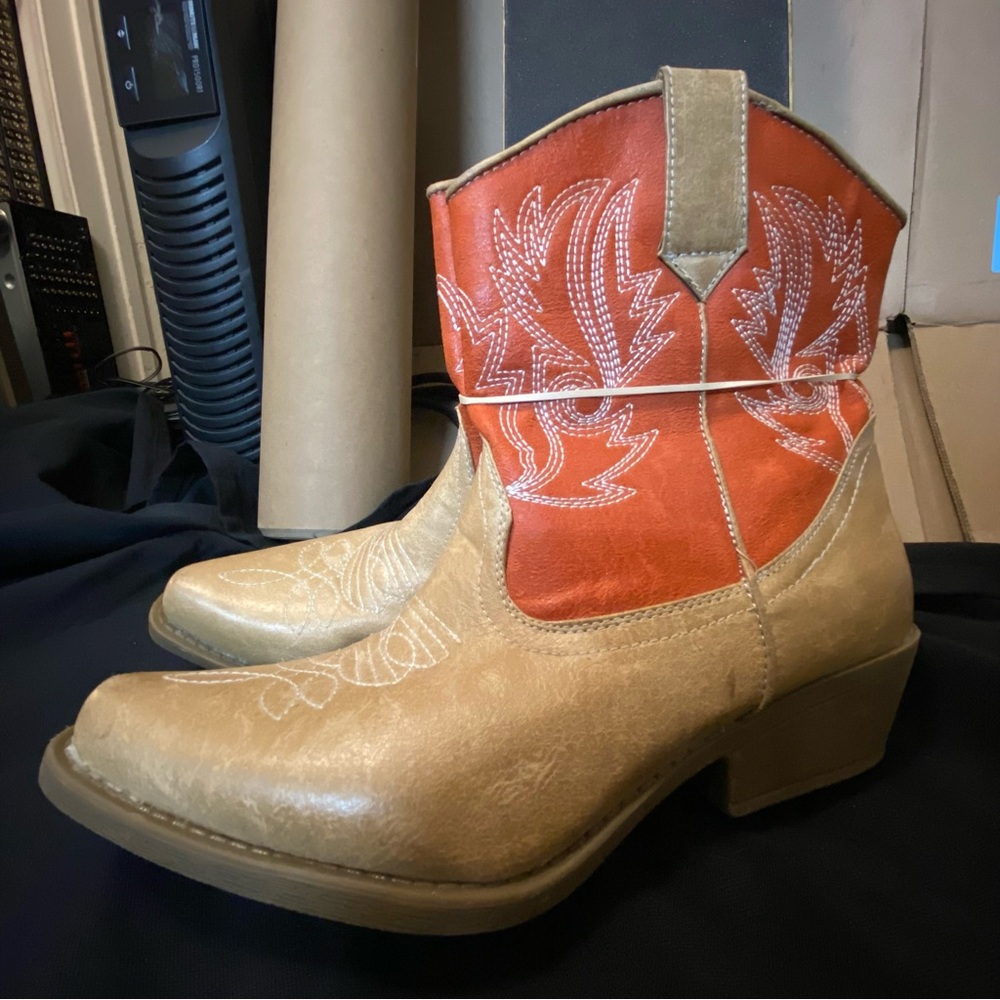 Never used The Buckle Daytrip Tan and Orange Western Boots Size 8
